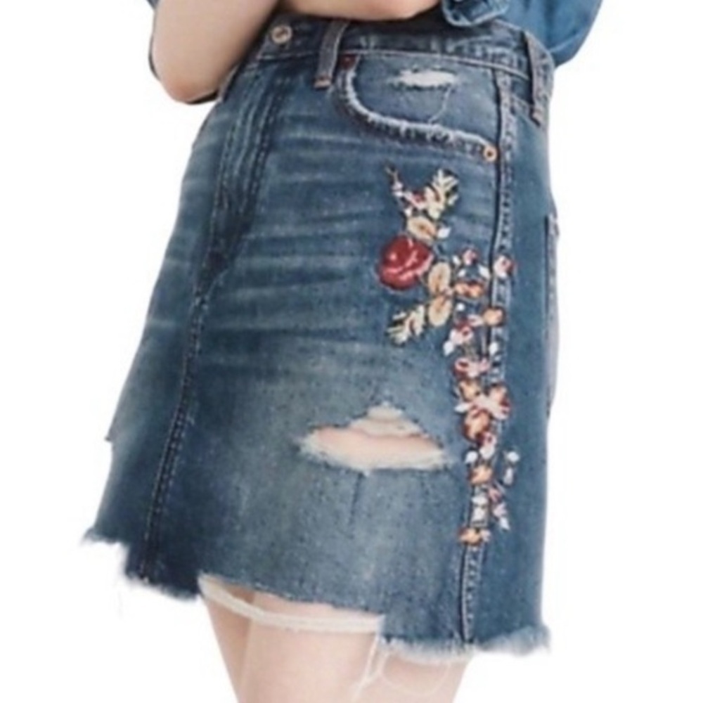 50%offw❤️ A&F 💋Abercrombie & Fitch Embroidered Mini Skirt, Size 26 raw hem 88